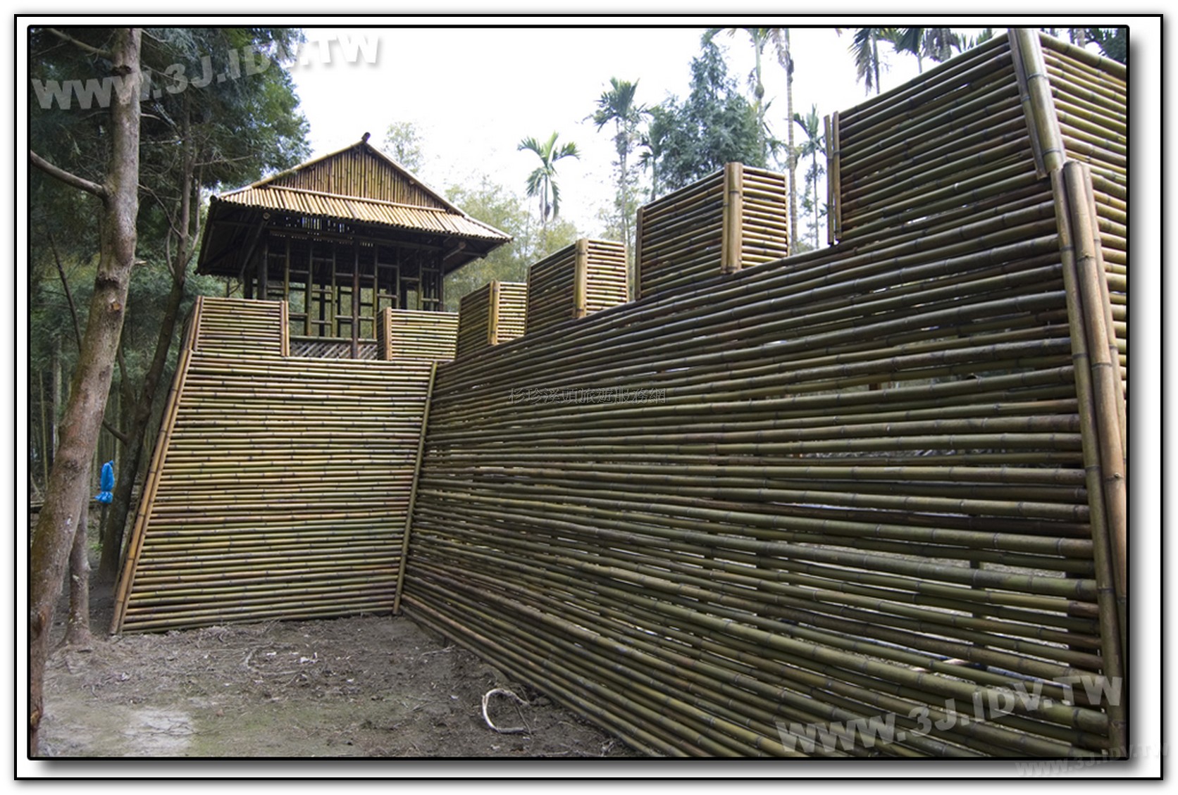 古戰場用竹子搭建而成的城牆