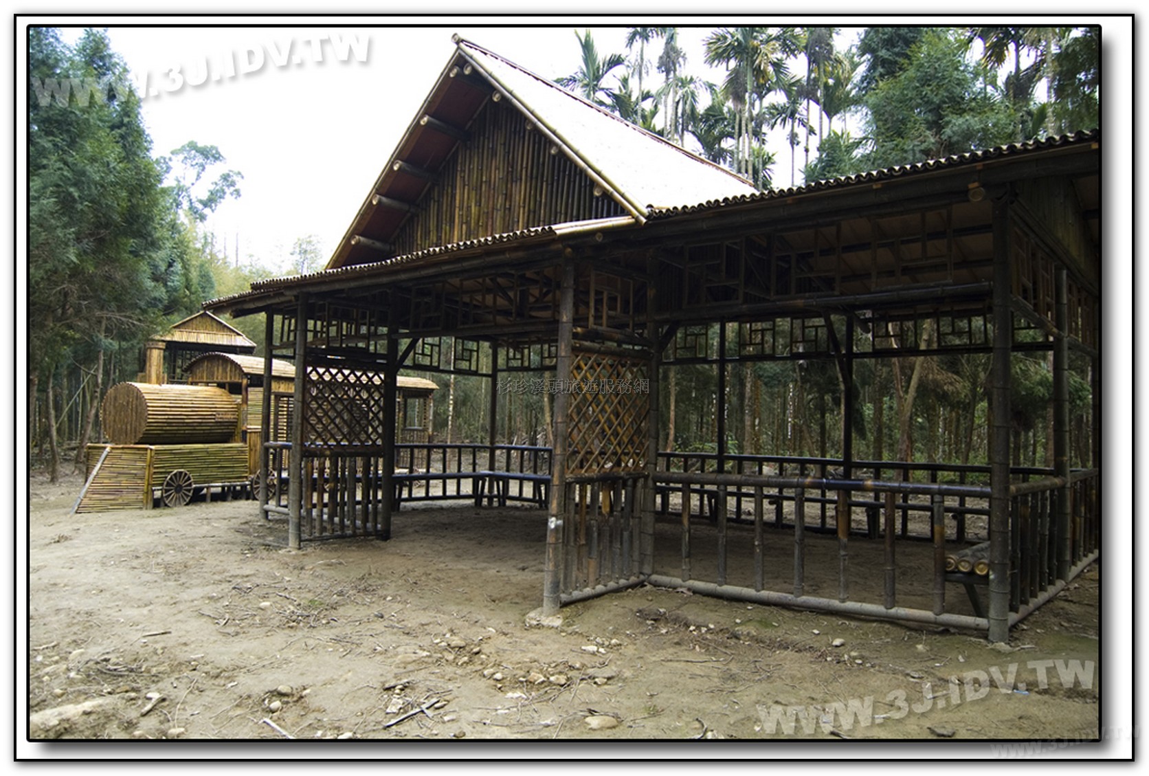 古戰場用竹子搭建而成的涼亭
